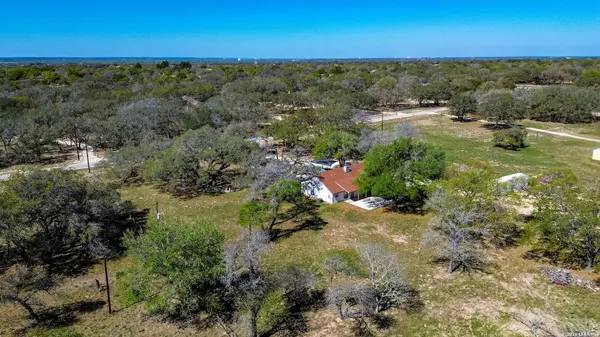 311 Governors, Floresville, TX 78114