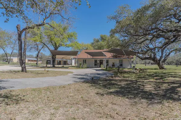 311 Governors, Floresville, TX 78114