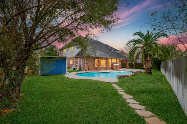 2502 Sun Glen DR, Pearland, TX 77584
