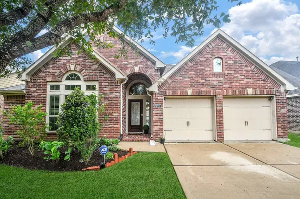 2911 Village Brook LN, Pearland, TX 77584