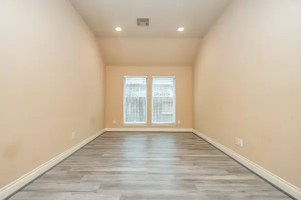 2911 Village Brook LN, Pearland, TX 77584