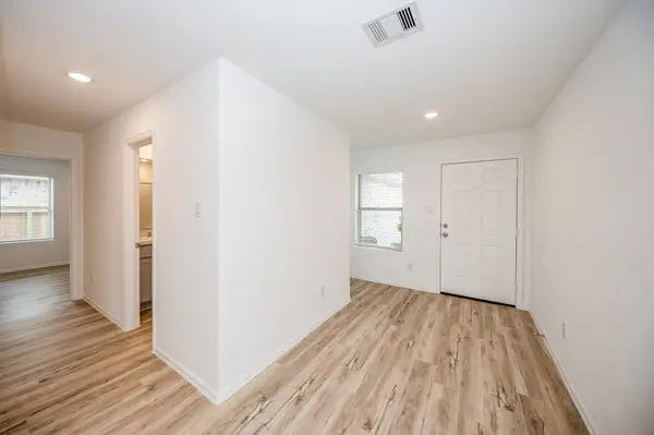 140 Austin ST, Angleton, TX 77515