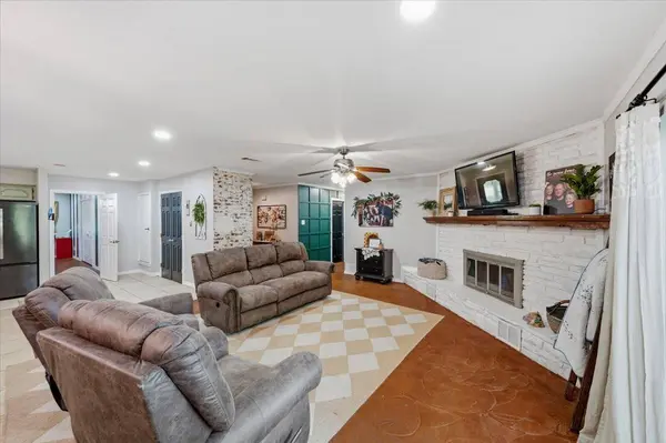 209 Live Oak LN, Burleson, TX 76028