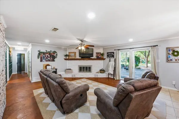 209 Live Oak LN, Burleson, TX 76028