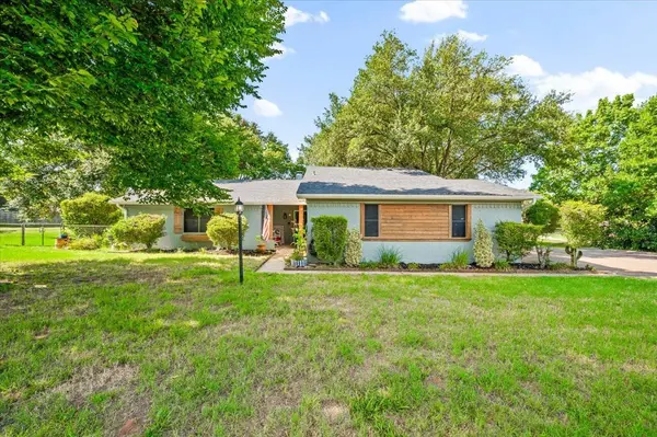 209 Live Oak LN, Burleson, TX 76028