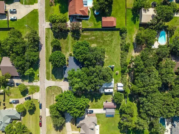 209 Live Oak LN, Burleson, TX 76028