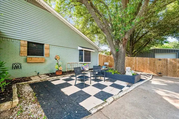 209 Live Oak LN, Burleson, TX 76028