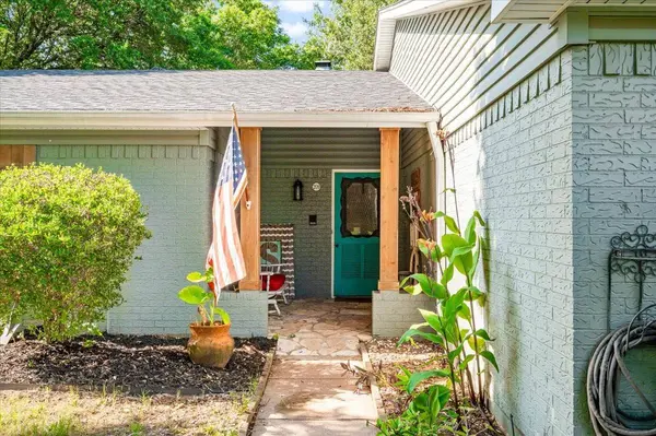 209 Live Oak LN, Burleson, TX 76028