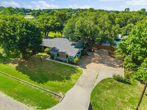 209 Live Oak LN, Burleson, TX 76028