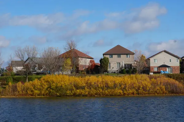 Move-Up Buyers in Mentor: Weighing the Lakeshore Premium Against More Space Inland
