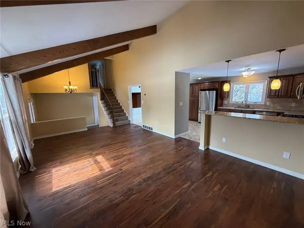 2021 Aldersgate DR, Lyndhurst, OH 44124