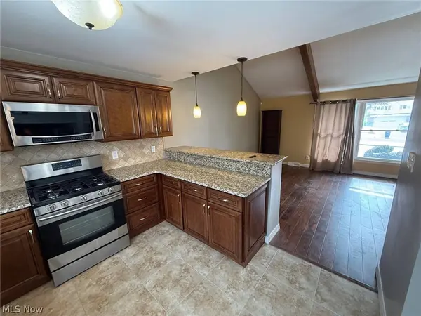 2021 Aldersgate DR, Lyndhurst, OH 44124