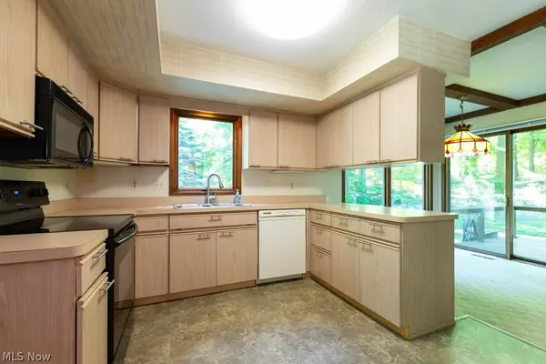 7360 Ledgewood DR, Kirtland, OH 44094