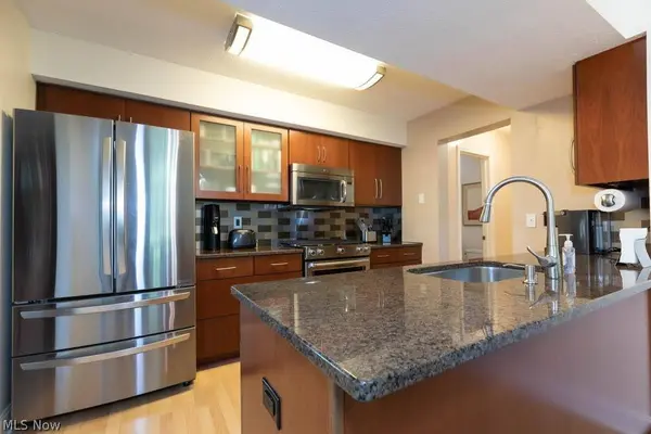 307 Huntsford DR, Macedonia, OH 44056