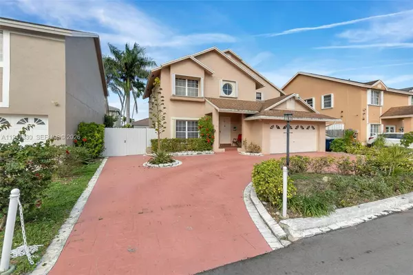 7833 NW 192nd St, Hialeah, FL 33015