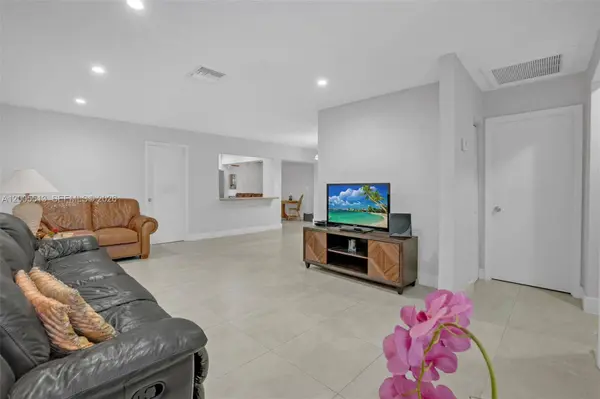 862 W 79th St, Hialeah, FL 33014