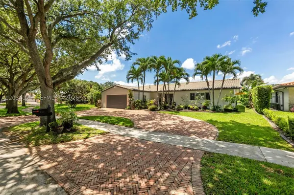 8601 Dundee Ter, Miami Lakes, FL 33016