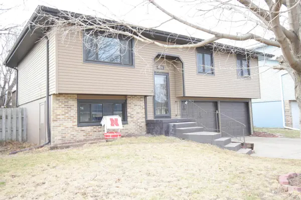 916 Pine St, South Sioux City, NE 68776