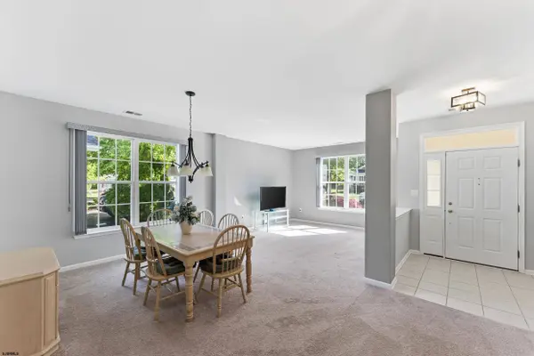 104 Brewster Dr, Smithville, NJ 08205