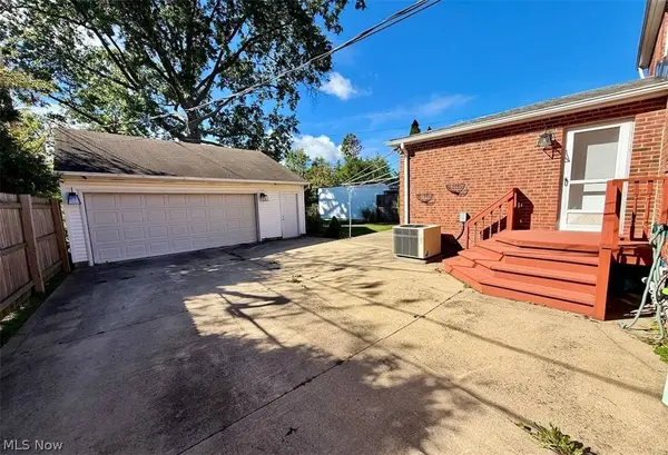 2446 Loyola RD, University Heights, OH 44118