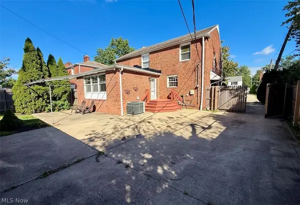 2446 Loyola RD, University Heights, OH 44118