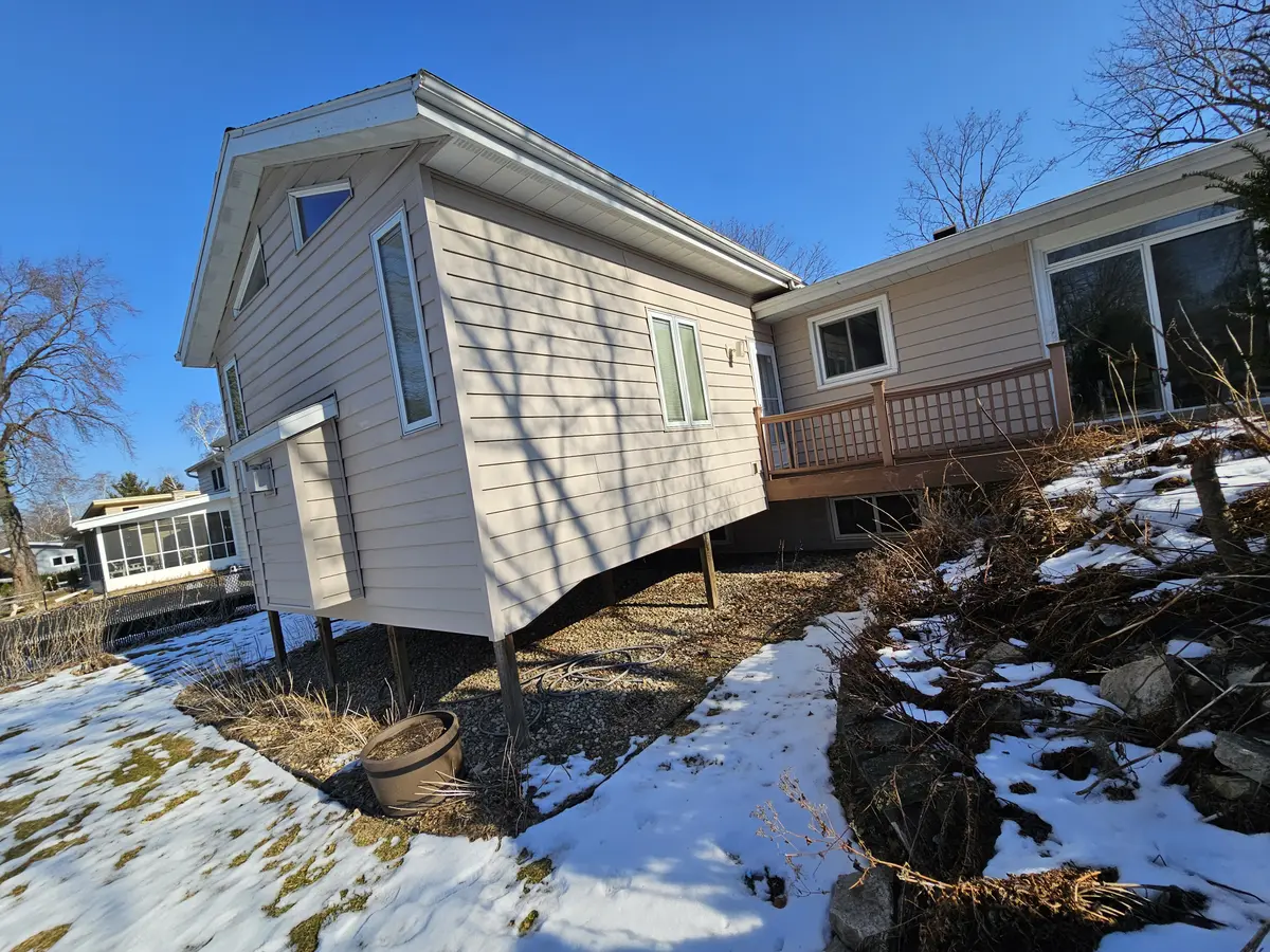 1902 Sheridan Dr, Madison, WI 53704-3841
