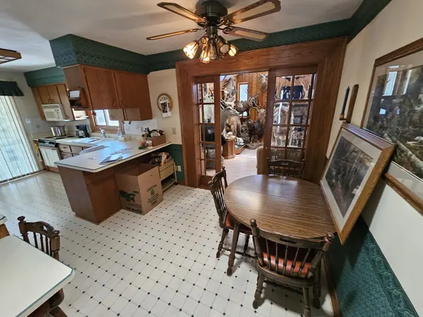 1902 Sheridan Dr, Madison, WI 53704-3841