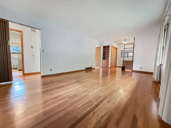 214 E Bluff St, Cassville, WI 53806-9560