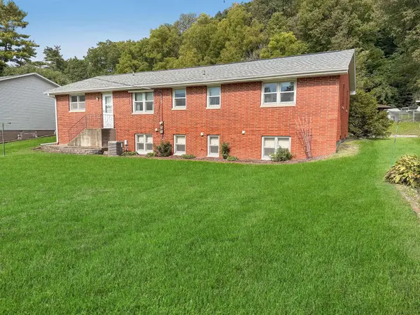 214 E Bluff St, Cassville, WI 53806-9560