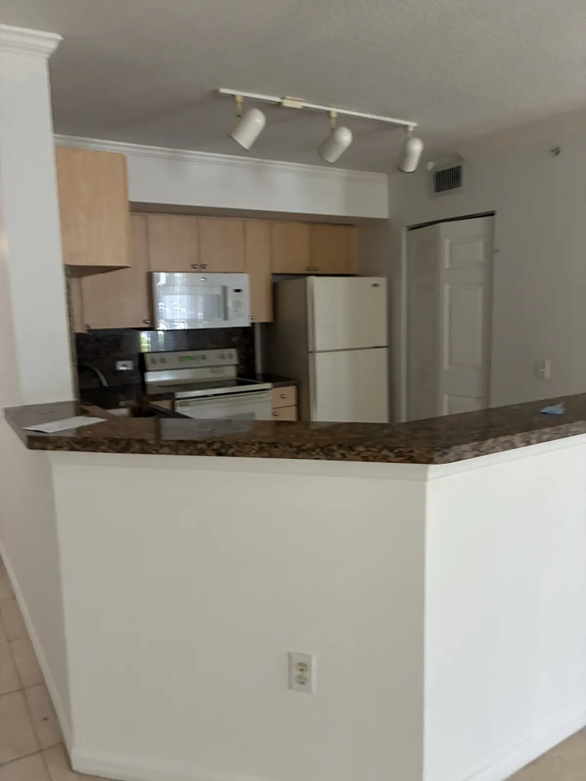207 Villa Cir #207, Boynton Beach, FL 33435-8905