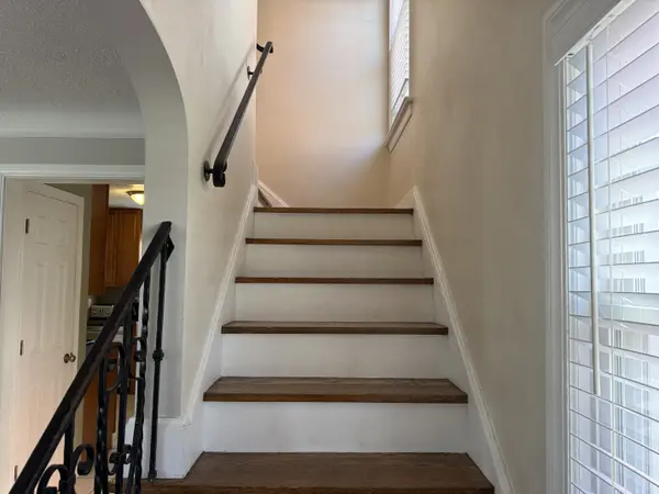 1924 Powell Ave, Cleveland Heights, OH 44118-2224