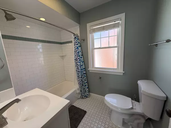 1924 Powell Ave, Cleveland Heights, OH 44118-2224