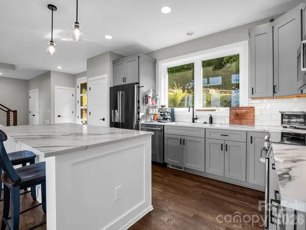 56 Scenic View DR, Hendersonville, NC 28792