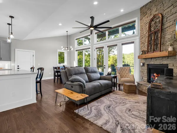 56 Scenic View DR, Hendersonville, NC 28792