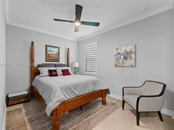 4460 Waterside Dr, Oakland Park, FL 33309