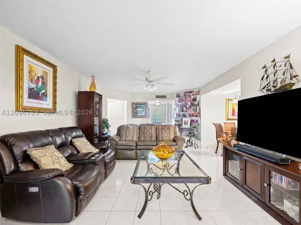 3661 Via Poinciana #401