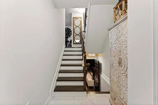 8 Hattie CT, Georgina, ON L4P 3Z7