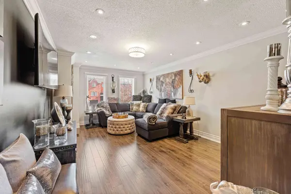 8 Hattie CT, Georgina, ON L4P 3Z7