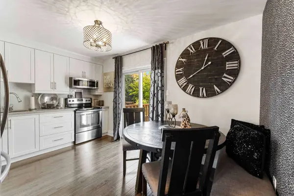 8 Hattie CT, Georgina, ON L4P 3Z7