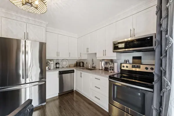 8 Hattie CT, Georgina, ON L4P 3Z7