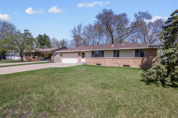 757 Ballantyne LN NE, Minneapolis, MN 55432