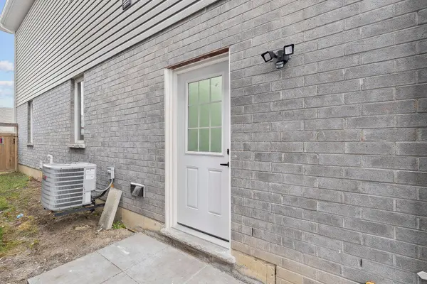 140 Springvalley CRES #Lower, Hamilton, ON L9C 0B4