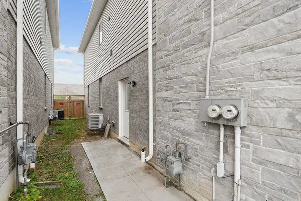 140 Springvalley CRES #Lower, Hamilton, ON L9C 0B4