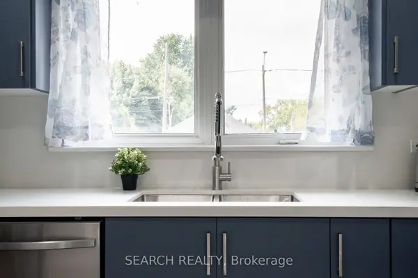 1079 Deta RD, Mississauga, ON L5E 2R6
