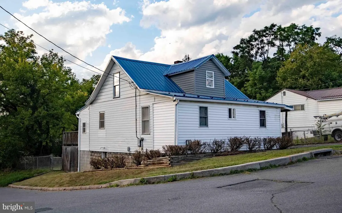 61 Maple St, Cumberland, MD 21502-4318