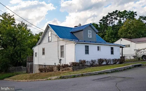 61 Maple St, Cumberland, MD 21502-4318