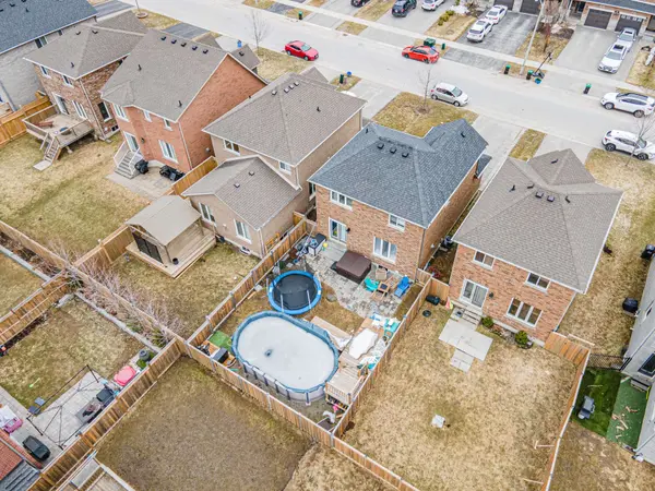 82 Nathan CRES, Barrie, ON L4N 0S4