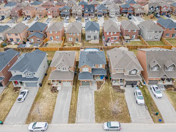 82 Nathan CRES, Barrie, ON L4N 0S4