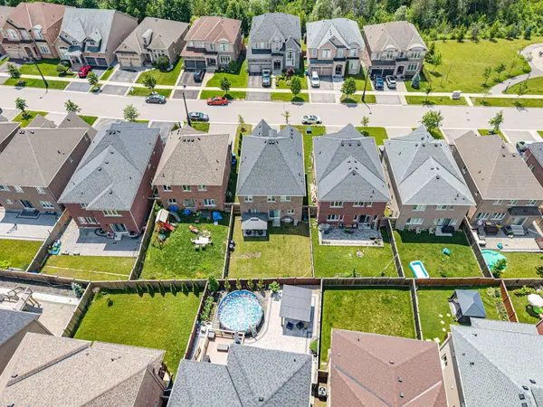 20 Manor Forest RD, East Gwillimbury, ON L0G 1M0