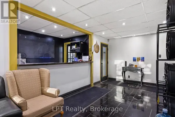 7 Harlech CT #2, Markham, ON L3T6L5